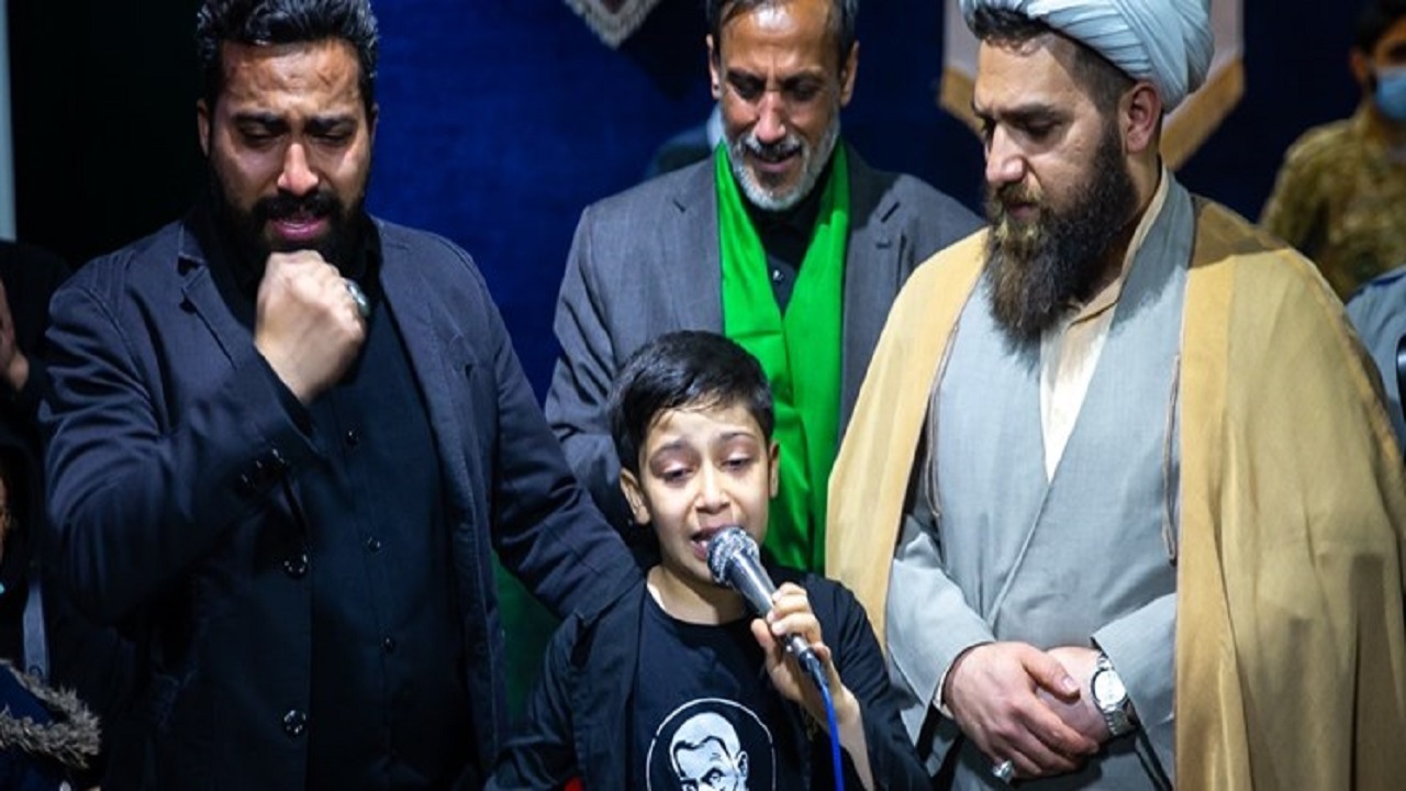 مداحی فرزند شهید محمدجواد رستمی، کنار پیکر پدرش+فیلم