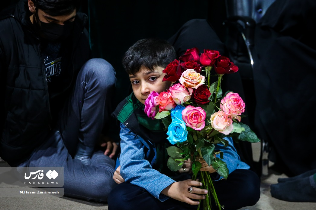 مداحی فرزند شهید محمدجواد رستمی، کنار پیکر پدرش+فیلم