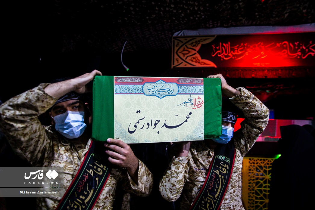 مداحی فرزند شهید محمدجواد رستمی، کنار پیکر پدرش+فیلم