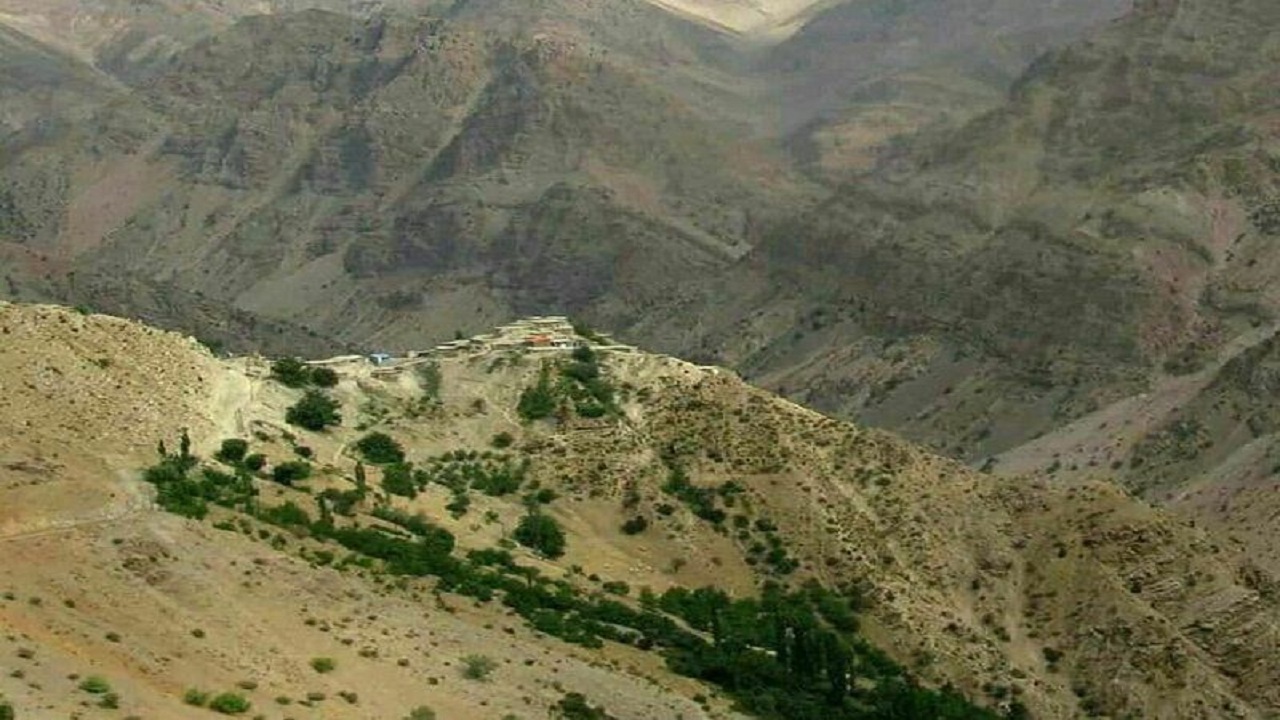 احداث یک جاده از دل جنگل‌های زاگرس در فریدونشهر