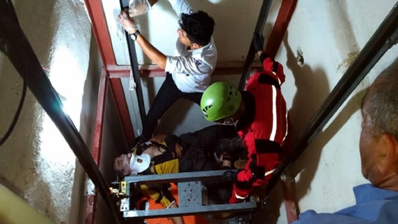 نجات سرویس کار آسانسور در سمنان