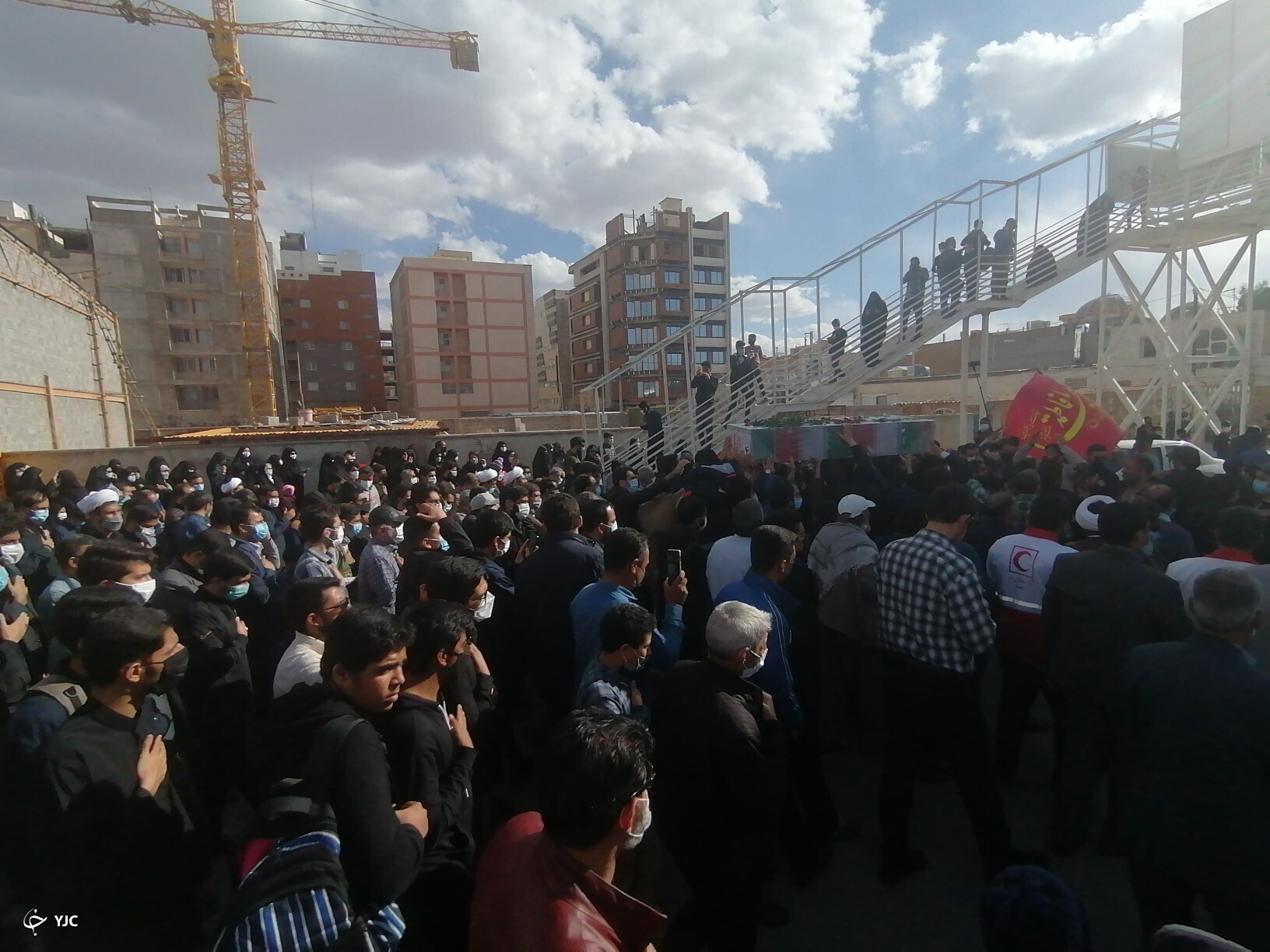 آیین تشییع و تدفین شهید ۱۷ ساله در بوستان مادر کرمان