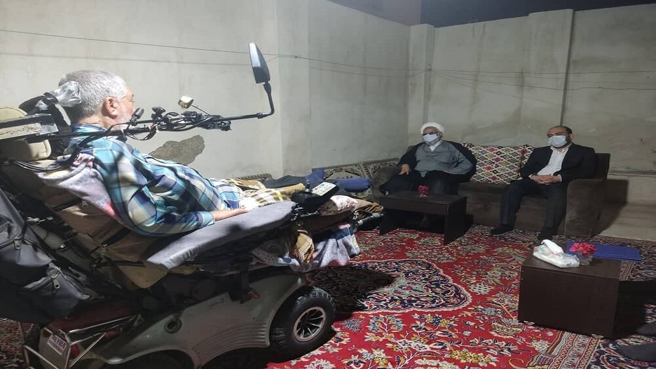 تجلیل استاندار هرمزگان از مقام جانباز قطع نخاعی دفاع مقدس