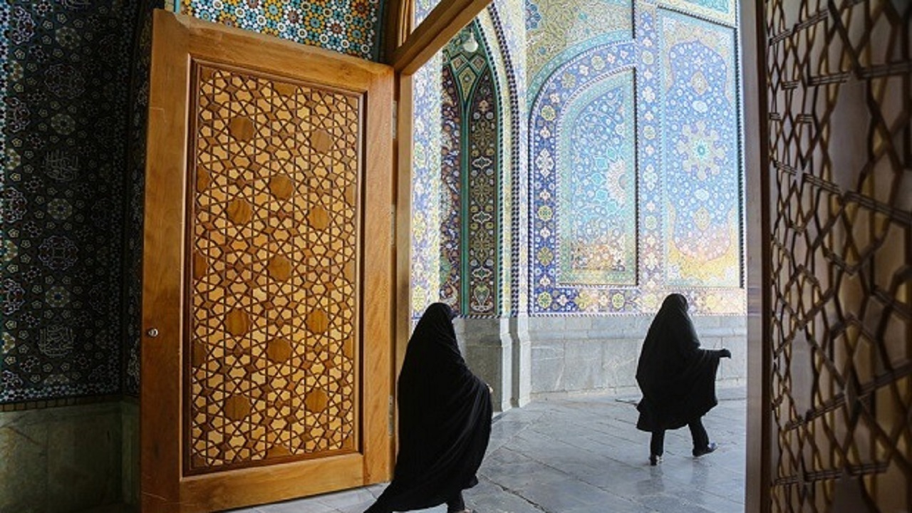 آغاز مرمت درهای چوبی حرم حضرت معصومه(س)