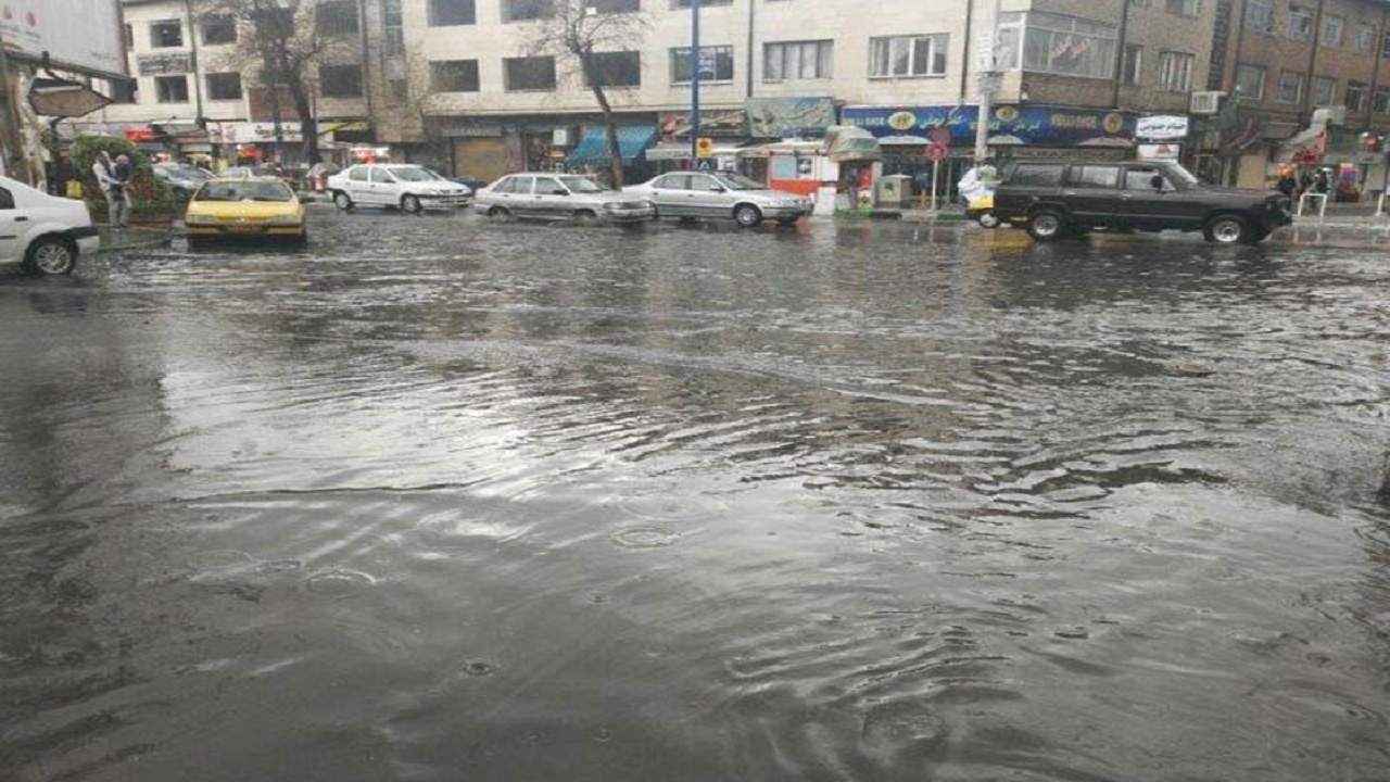 جاری شدن فاضلاب در جاده‌ها دردسر این روز‌های رانندگان شیرازی شد + فیلم