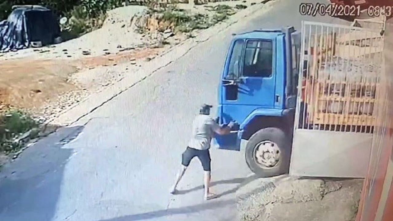 لحظه دلهره آور حرکت کامیون حامل کپسول گاز + فیلم