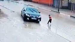 فرار میخکوب کننده موتورسوار از مرگ + فیلم