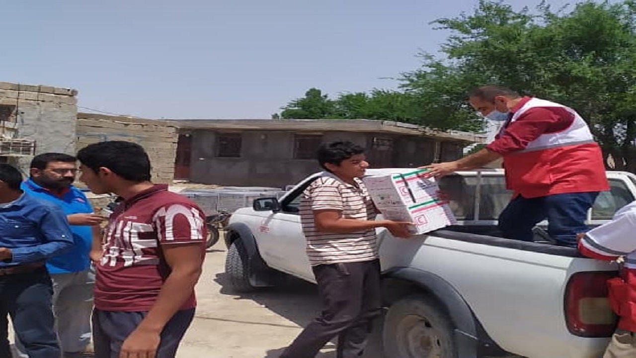 خدمت رسانی هلال احمر به زلزله زدگان گناوه ادامه دارد