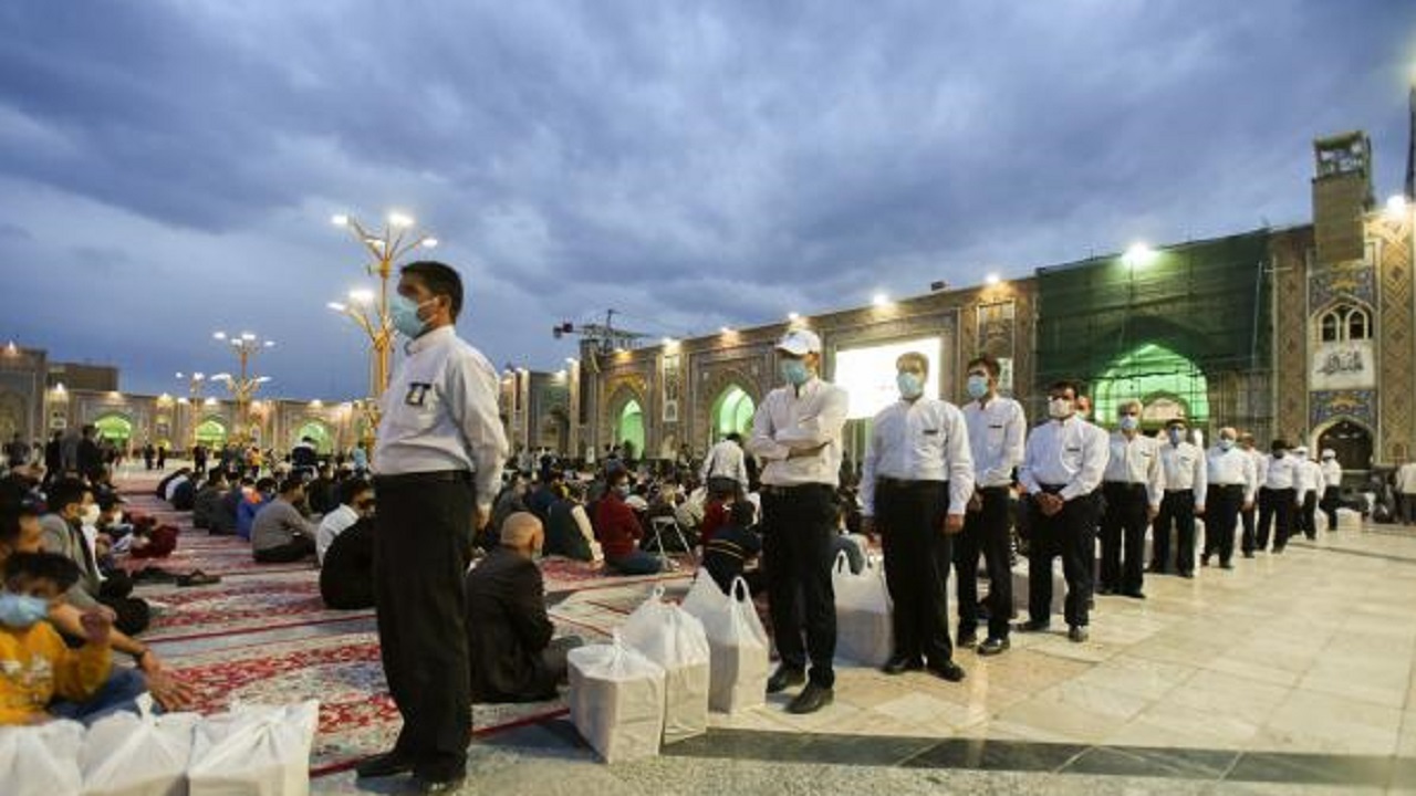 زیارت با چاشنی افطاری متبرک + تصاویر