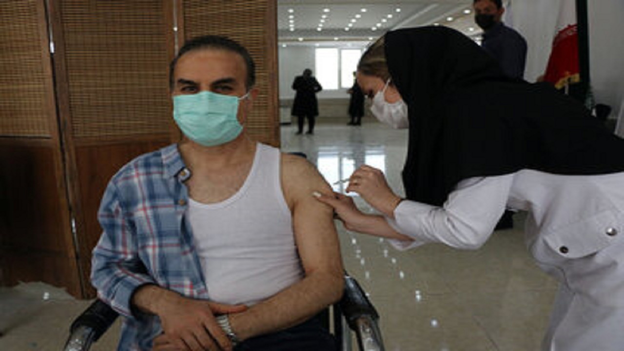 اعضای نظام پزشکی تبریز واکسن کرونا دریافت می‌کنند