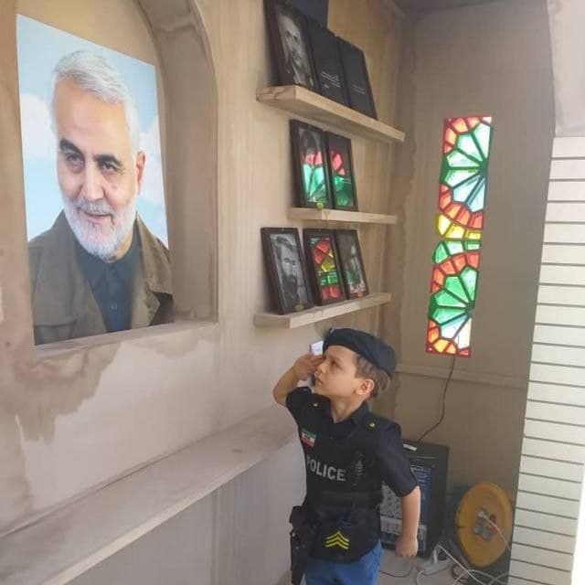 انتشار تصویری دیده نشده از ادای احترام یک کودک به سردار سلیمانی