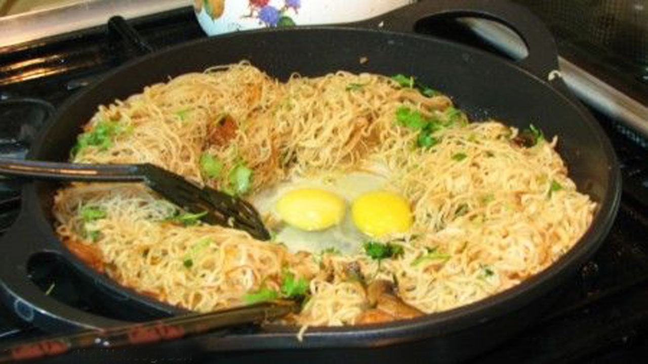 طرز تهیه خوراک ساده با نودل و تخم مرغ