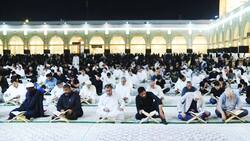 تعویض پرچم گنبد منور رضوی در آستانه شب‌های قدر + فیلم