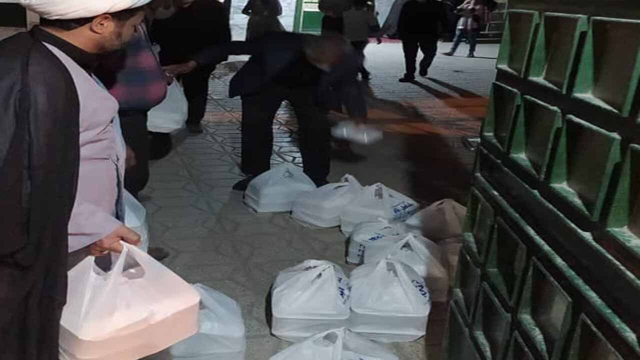 تهیه و توزیع ۶۰۰ پرس غذای نذری در شهرک شهید شوشتری + تصاویر