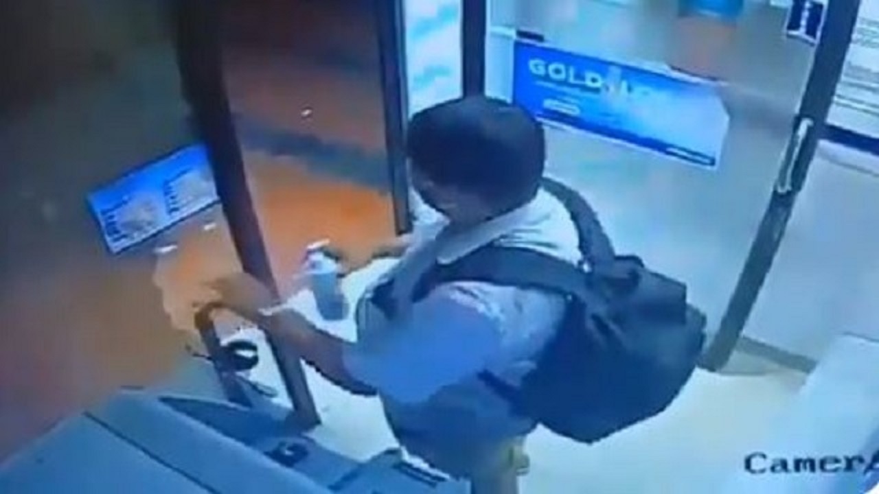 اقدام غیراخلاقی مرد هندی در مقابل دستگاه خودپرداز!