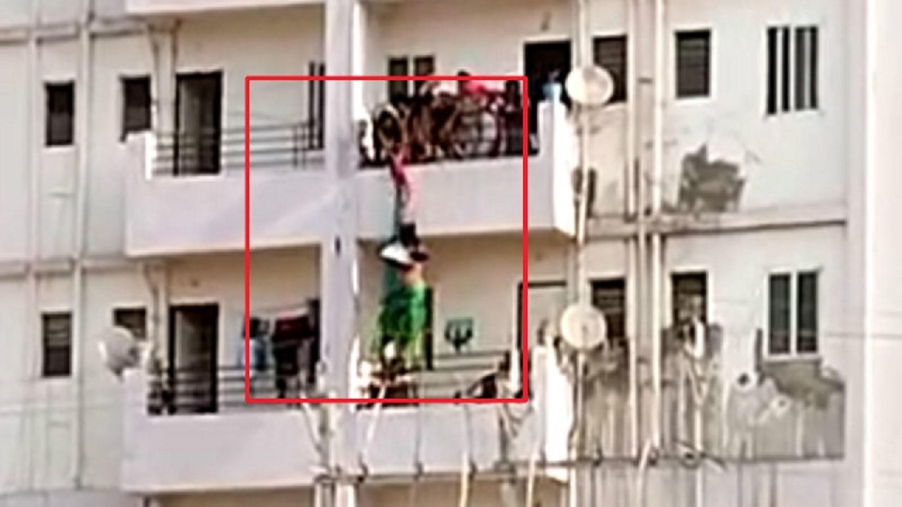 صحنه دلهره آور نجات زن هندی حین خودکشی