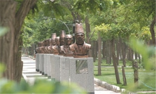 سردیس مفاخر در پارک شعرا و ادبا در همدان پیرمرد و پیرزنی همدانی که سوژه شدند