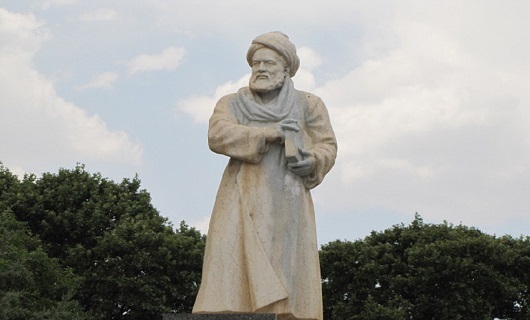 مجسمه سنگی بوعلی سینا در میدان آرامگاه همدان پیرمرد و پیرزنی همدانی که سوژه شدند