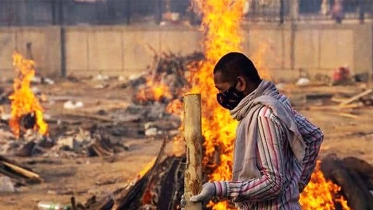 یکی از مرده سوزخانه‌های موقت در دهلی + فیلم