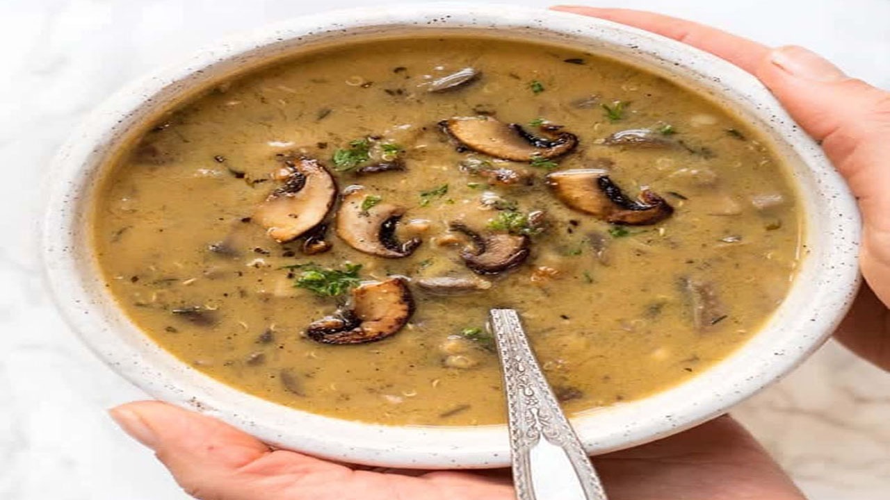 طرز تهیه سوپ گندم سیاه خامه‌ای با قارچ