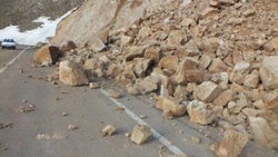 لحظه ریزش کوه در جاده کازرون - شیراز + فیلم