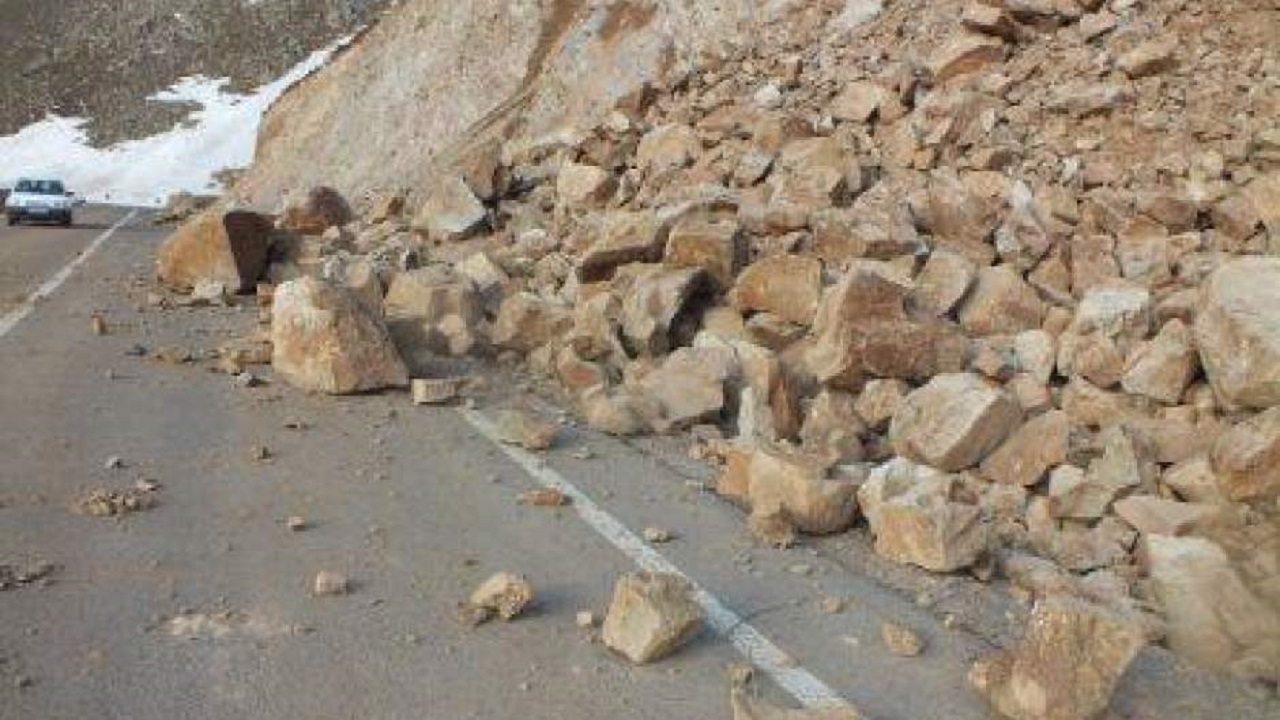 ریزش کوه در محور شاهرود به آزادشهر