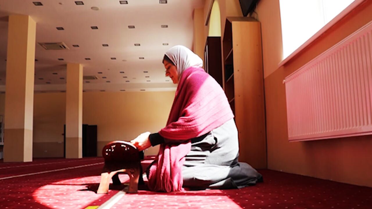 حکایت مسلمان شدن یک بانوی اوکراینی با شنیدن صدای تلاوت قرآن + فیلم