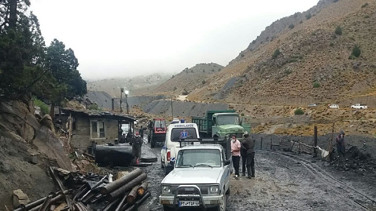 سومین روز تلاش ها برای نجات دو کارگر گرفتار در معدن طزره