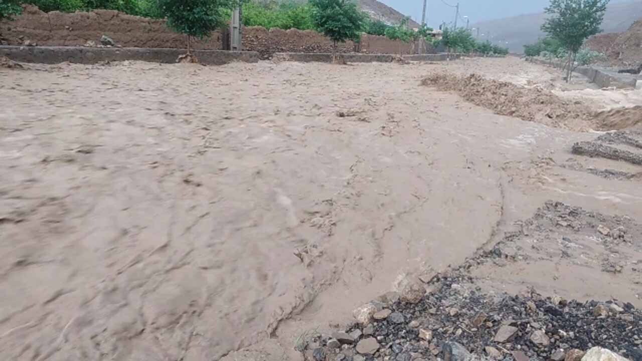 جاری شدن سیل در روستای فخرآباد + فیلم