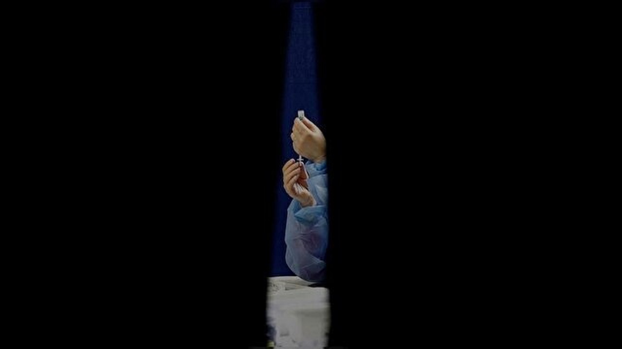 واکسیناسیون کرونا در هاله‌ای از ابهام/ سامانه شفافیت به مردم نامحرم شده است؟