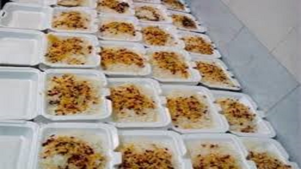 اطعام نیازمندان در آبادان/ توزیع  ۴۰۰ پرس غذای گرم بین نیازمندان