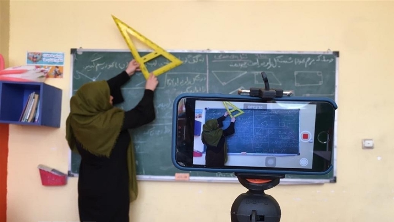 معلمی نماد عشق و ایثار در روزهای کرونایی