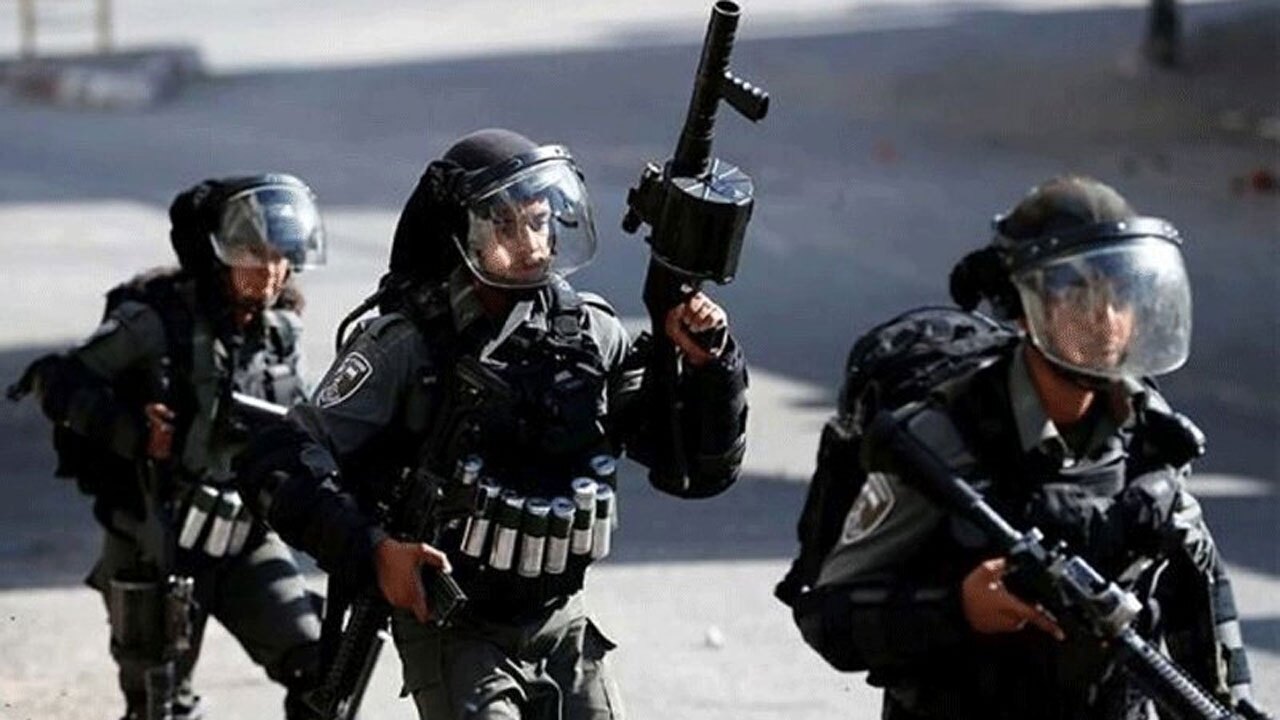 رفتار خشونت آمیز نظامیان صهیونیستی با جوان فلسطینی + فیلم