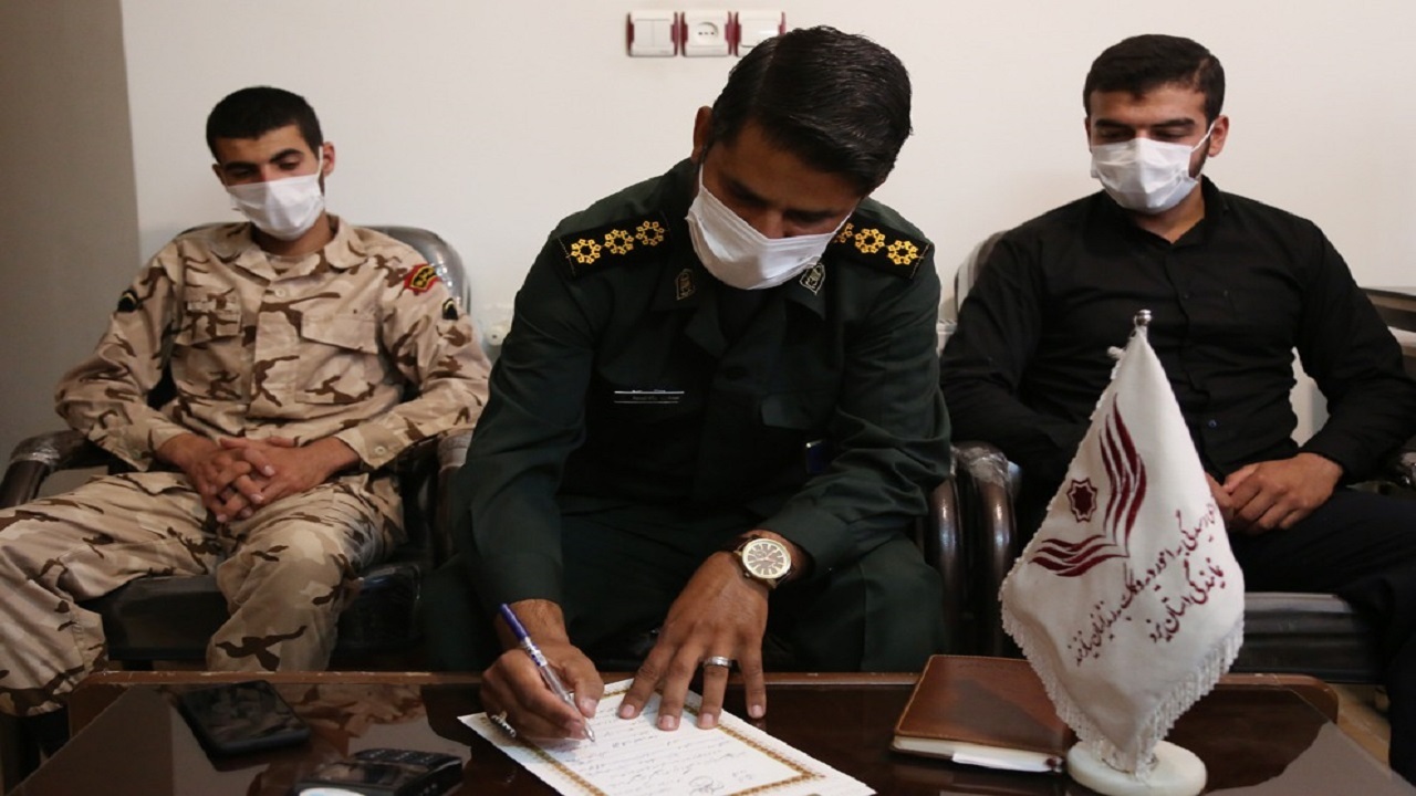 جوانان ندوشنی لبخند هدیه دادند
