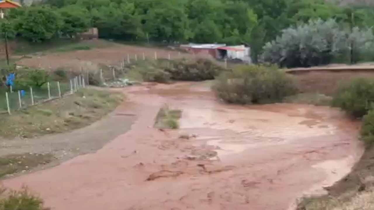 سرریز شدن سد خاکی در روستای زیارت کیلان + فیلم