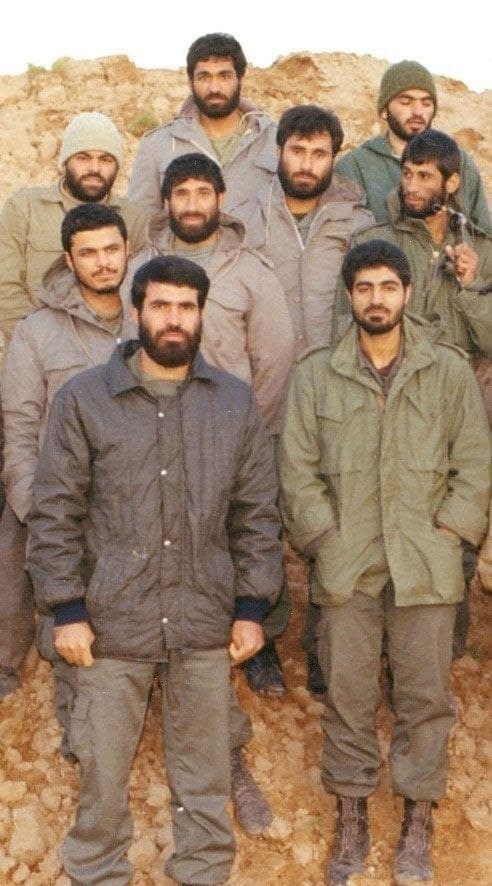 تصویری قدیمی از شهید سلیمانی در کنار شهید حاج یونس زنگی&zwnj;آبادی