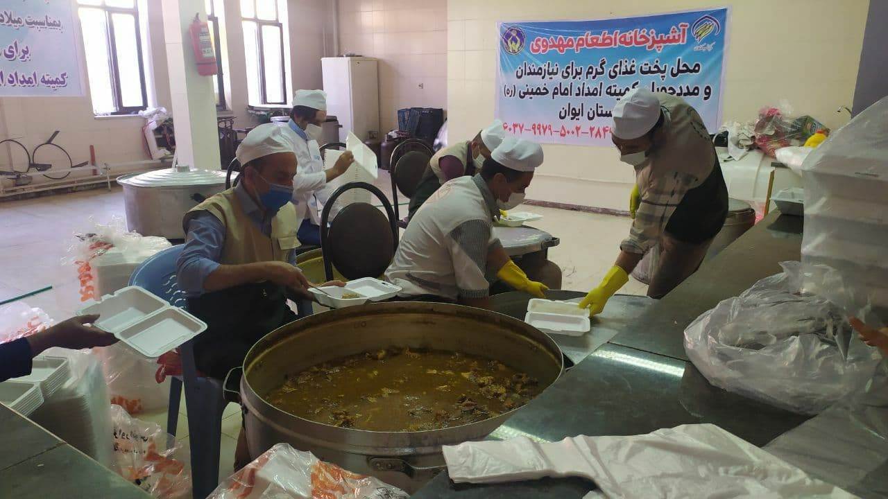 تهیه و پخت ۷ هزار پرس غذای گرم توسط یکی از خیرین ایوانی برای مددجویان