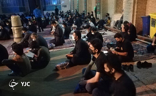 دل های بی قرار مردم دارالعباده در سومین شب از لیالی قدر به همراه تصاویر