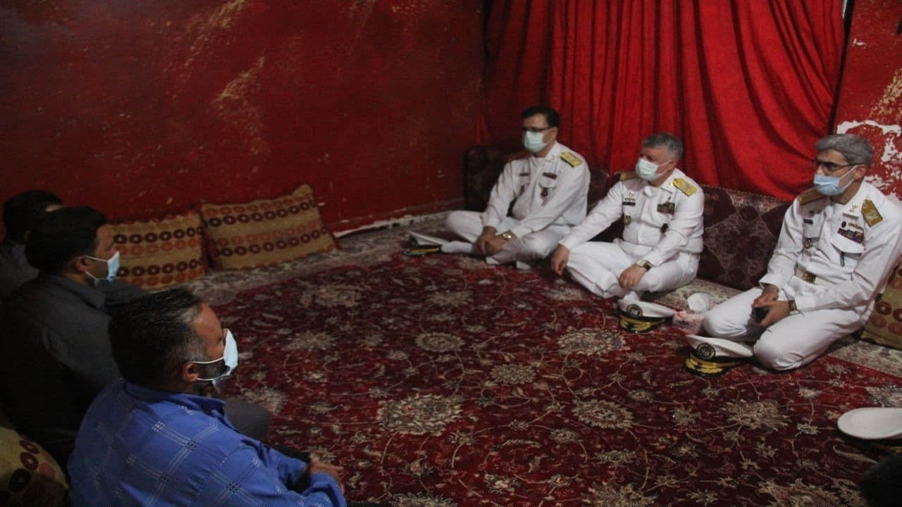 فرمانده نیروی دریایی ارتش با خانواده شهدای سلامت دیدار کرد