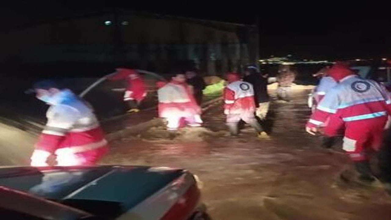 نجات سه فرد گرفتار در سیلاب با امدادرسانی هلال احمر بجنورد