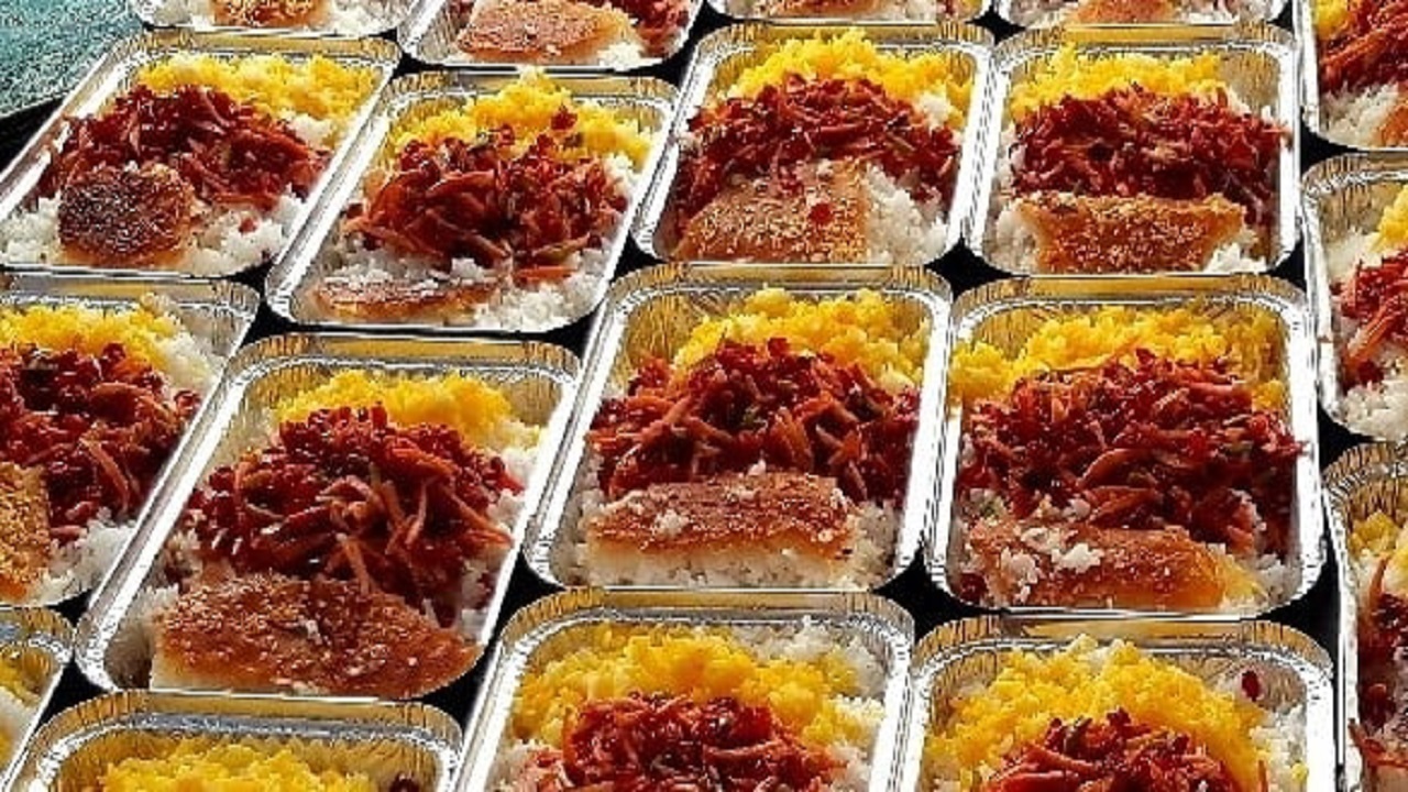 توزیع و پخت ۹۰۰ پرس غذای گرم بین نیازمندان در کاشمر + فیلم