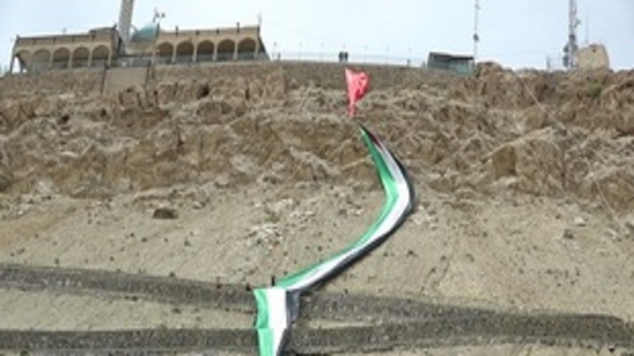 نصب پرچم ۳۰۰ متری فلسطین بر دامنه کوه خضر نبی در قم +تصاویر