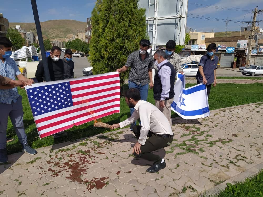 پرچم ننگین غاصبان قدس شریف در مهاباد به آتش کشیده شد