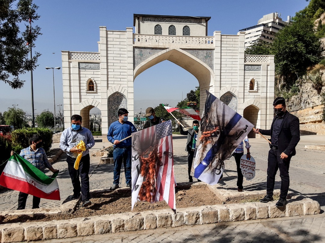 پرچم ننگین غاصبان قدس در شیراز به آتش کشیده شد