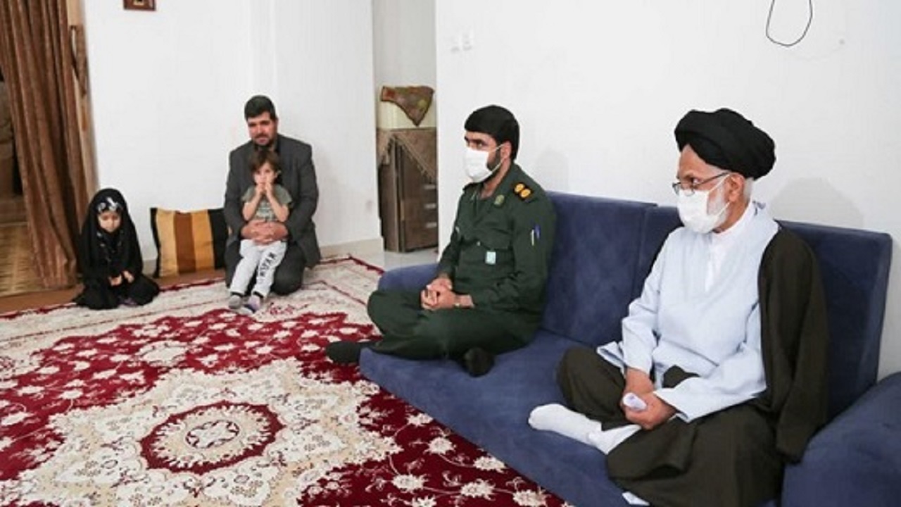 دیدار نماینده ولی فقیه در سپاه قم با خانواده مرحوم خسروی