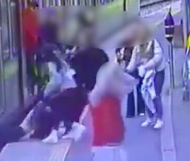 تصویر صحنه حادثه شوخی دو جوان زنی را به آستانه مرگ فرستاد!