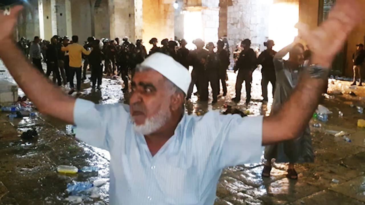 تصاویری از حمله نظامیان رژیم صهیونیستی به نمازگزاران مسجدالاقصی