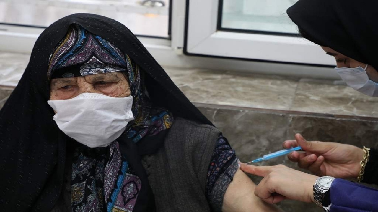 آغاز واکسیناسیون گروه سنی بالای ۷۵ سال در قم