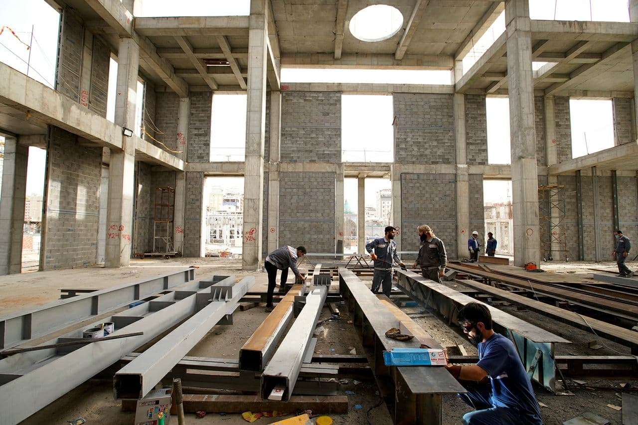 فعالیت ۲۴ ساعته کارگران و مهندسان روزه&zwnj;دار در طرح توسعه حرم حسینی