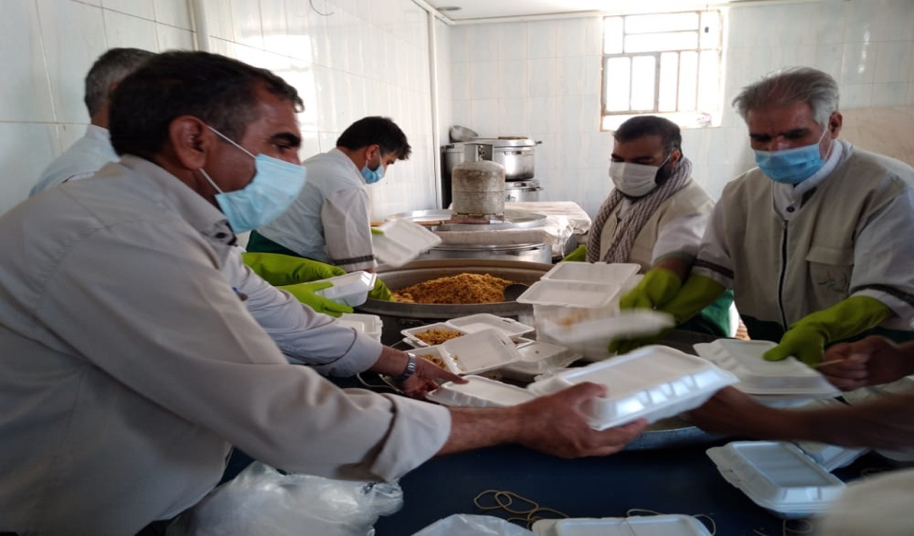 توزیع بیش از سه هزار پرس غذای گرم بین نیازمندان روستاهای خاتم